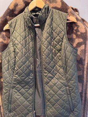 Eddie Bauer Quilted Sleeveless Vest in Olive